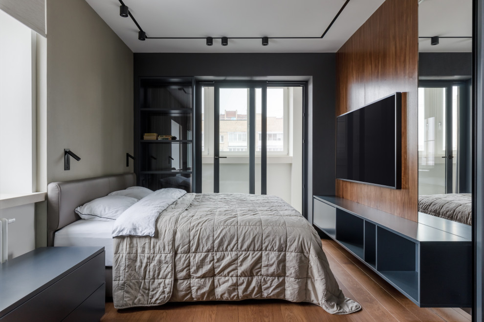 Пример оригинального дизайна: хозяйская, серо-белая спальня среднего размера в современном стиле с серыми стенами, темным паркетным полом, коричневым полом, любым потолком и панелями на стенах