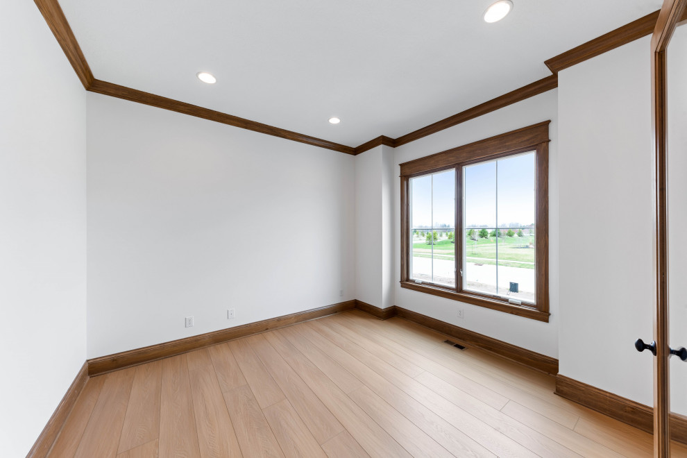 Пример оригинального дизайна: большой кабинет в стиле неоклассика (современная классика) с белыми стенами, полом из винила, бежевым полом и деревянными стенами