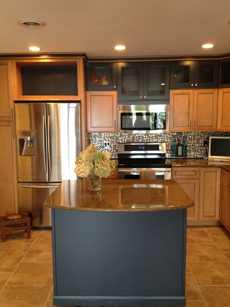 Eat-in kitchen - mid-sized transitional l-shaped eat-in kitchen idea in New York with recessed-panel cabinets, light wood cabinets, quartz countertops, mosaic tile backsplash, stainless steel appliances, an island and metallic backsplash