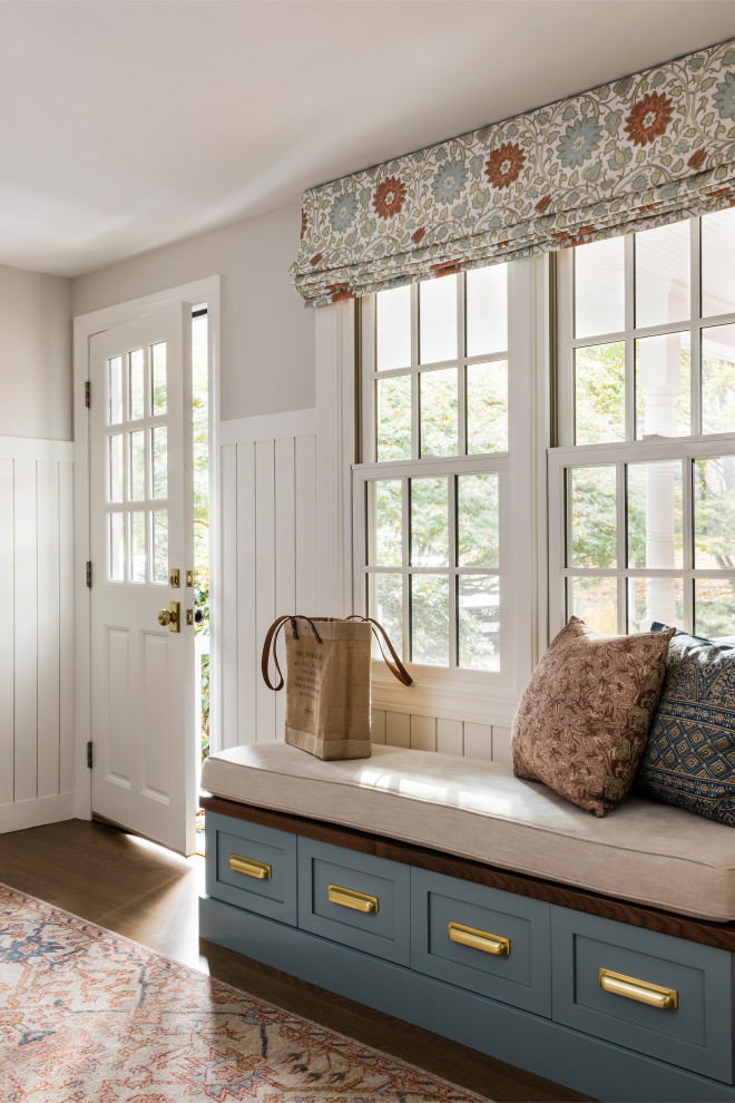 Example of a classic entryway design in Boston
