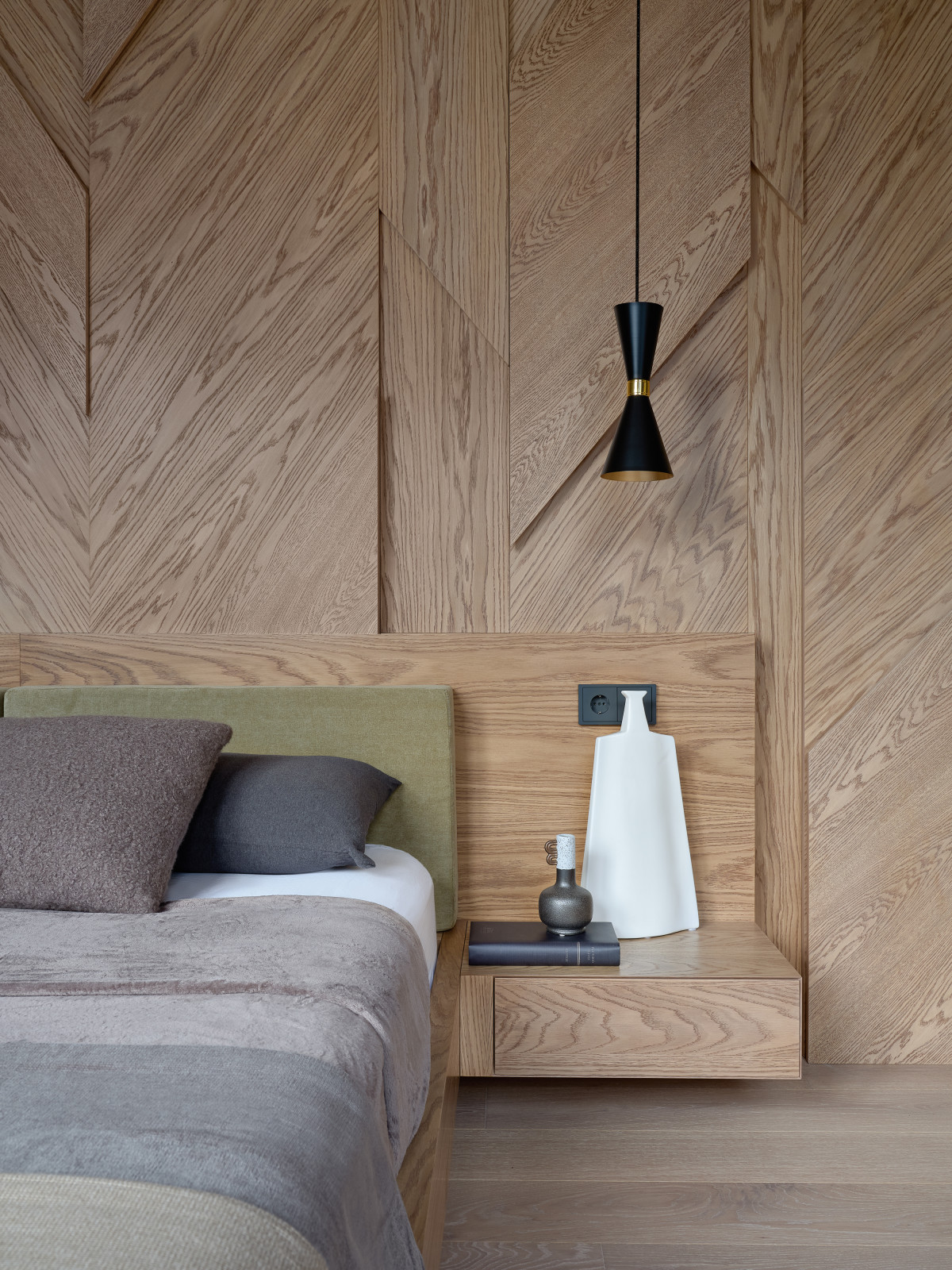 Монохром с деревянными акцентами.Дизайн Анастасия Волчкова.Публикация Elle Decor