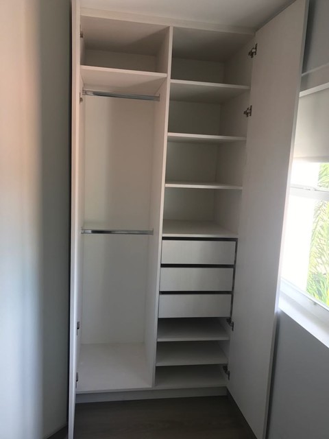 Reach In Closet moderne-opbevaring-og-garderobe