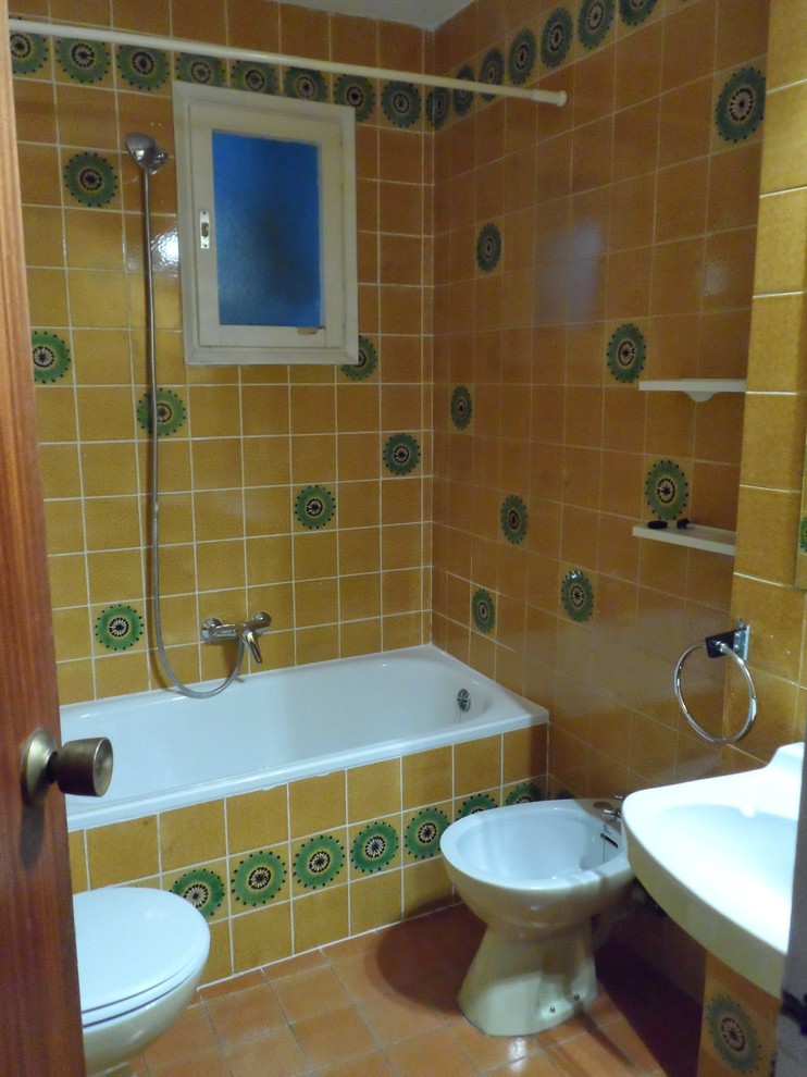 Help! 70s tile bathroom