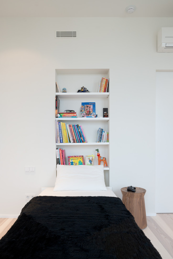 Photo of a small contemporary gender-neutral kids' bedroom for kids 4-10 years old in Moscow with white walls.