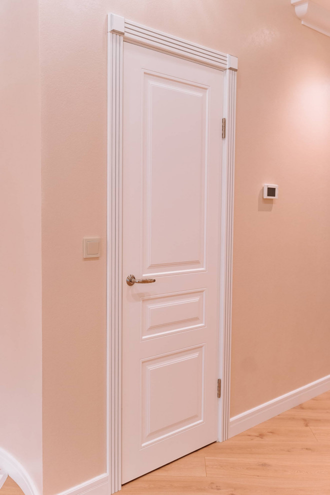 Imagen de vestíbulo minimalista grande con paredes beige, suelo de madera clara, puerta doble, puerta de vidrio, suelo beige, casetón y ladrillo