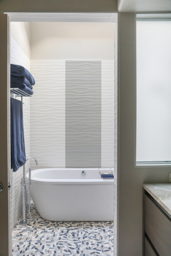 Inspiration för ett mellanstort funkis grå grått en-suite badrum, med släta luckor, skåp i mellenmörkt trä, ett fristående badkar, en kantlös dusch, vit kakel, keramikplattor, klinkergolv i småsten, ett undermonterad handfat, bänkskiva i kvarts och med dusch som är öppen