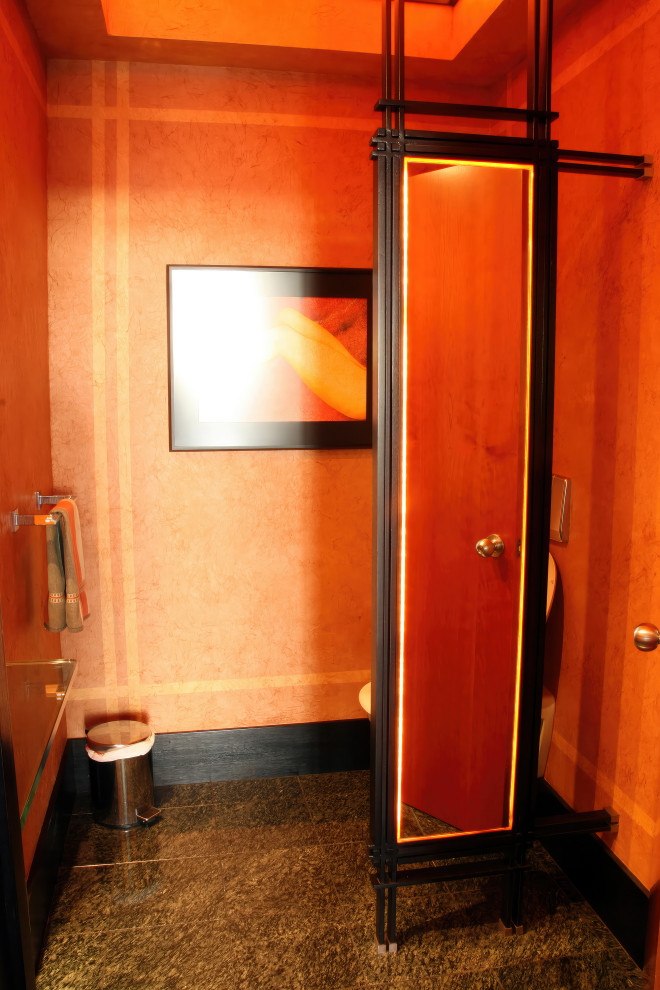 Esempio di una stanza da bagno con doccia minimalista con pareti arancioni, un lavabo e soffitto ribassato