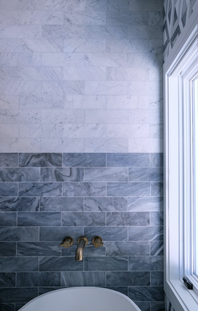 На фото: ванная комната с отдельно стоящей ванной, серой плиткой, мраморной плиткой, разноцветными стенами, мраморным полом и белым полом с