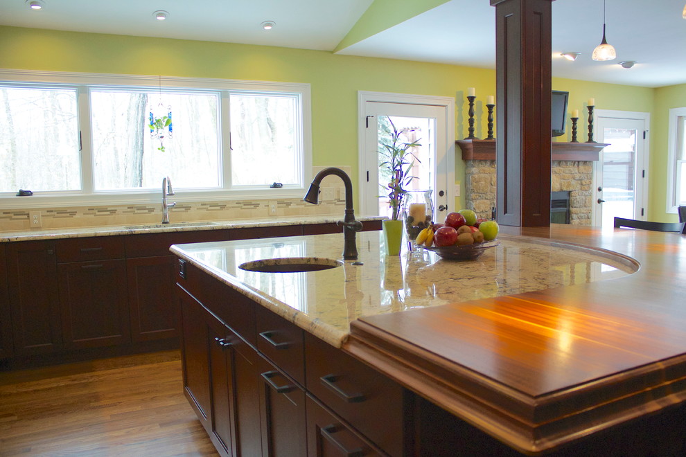 Example of a transitional kitchen design in Cincinnati