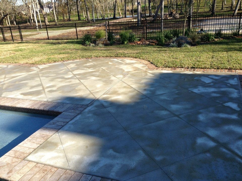 This is an example of a mid-sized traditional backyard full sun garden for summer in Houston with a water feature and concrete pavers.