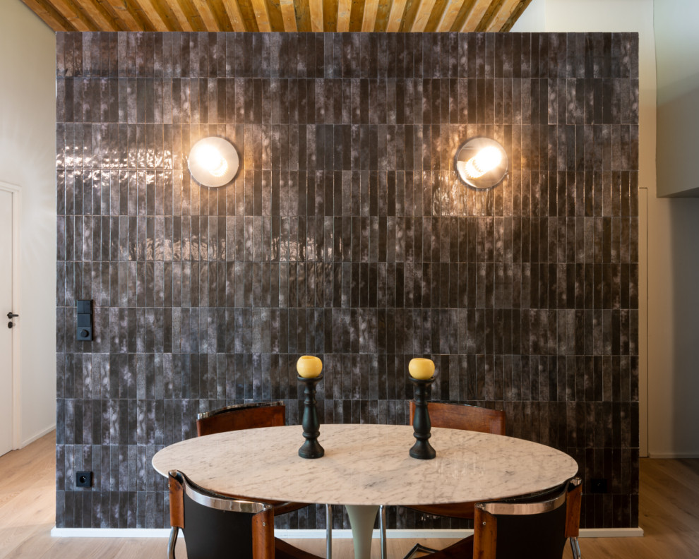 Cette image montre une salle à manger design avec parquet clair et poutres apparentes.