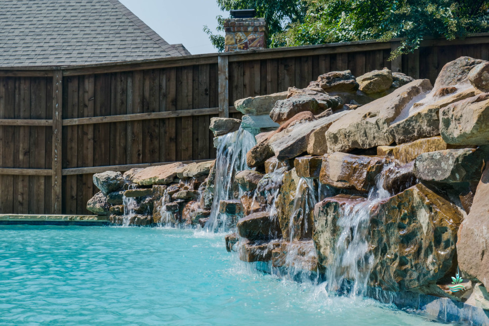 Diseño de piscina natural de estilo americano de tamaño medio a medida en patio trasero con privacidad y suelo de hormigón estampado