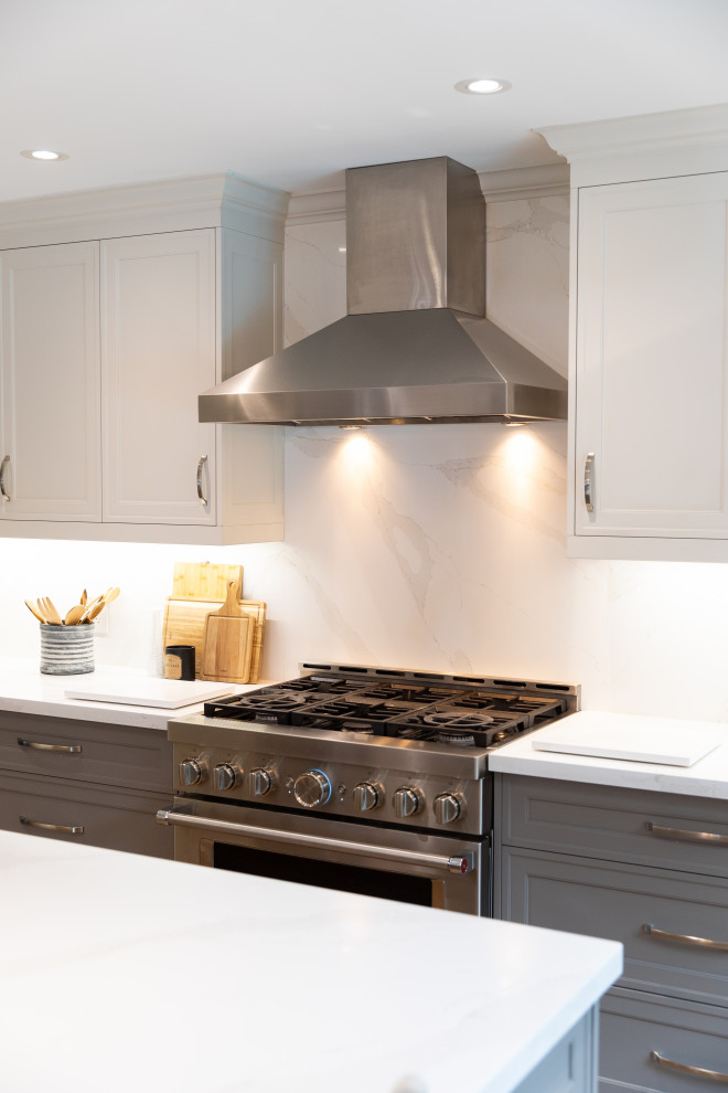 Kitchen - transitional kitchen idea in Toronto