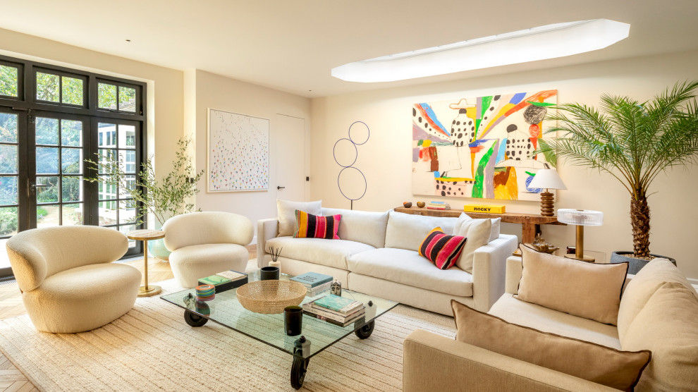 Cette image montre un salon design avec un mur beige, un sol en bois brun et un sol marron.