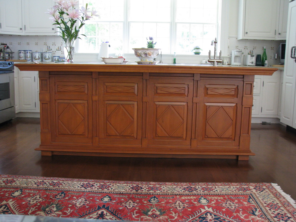 Elegant kitchen photo in Toronto