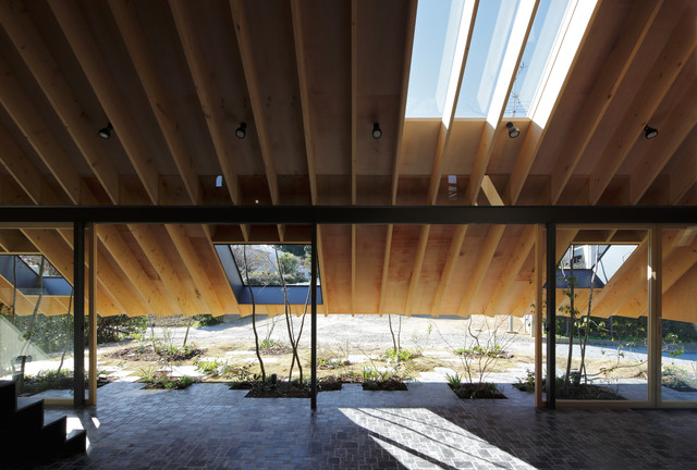 eaves house contemporaneo-porche