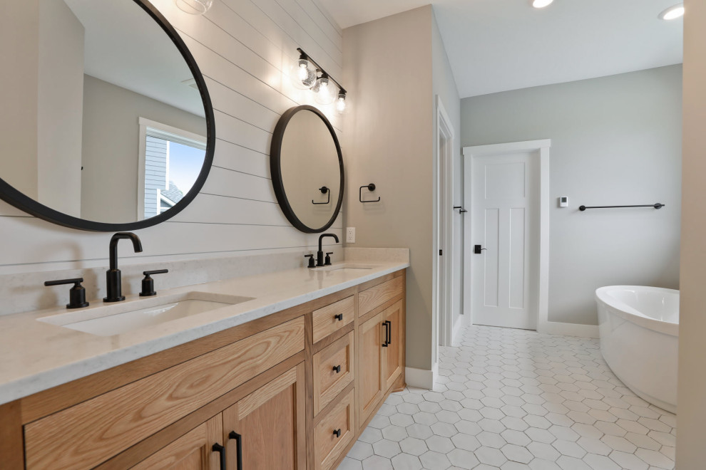 Exempel på ett stort lantligt vit vitt en-suite badrum, med luckor med profilerade fronter, ett fristående badkar, grå väggar, klinkergolv i porslin, bänkskiva i kvarts och vitt golv