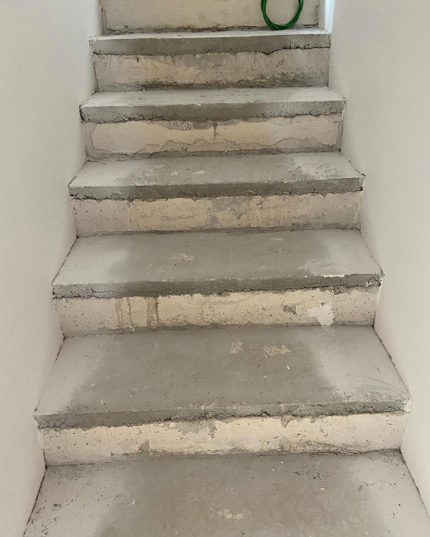 Habillage de marches d’escalier en lame de parquet