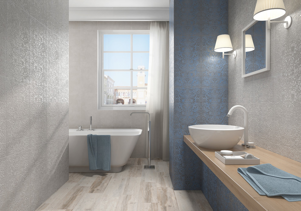 Керамические обои и выбеленный деревянный пол из плитки.