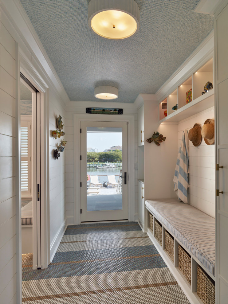 Exemple d'une entrée bord de mer de taille moyenne avec un vestiaire, un mur blanc, un sol en carrelage de porcelaine, un sol blanc, un plafond en papier peint et du lambris de bois.