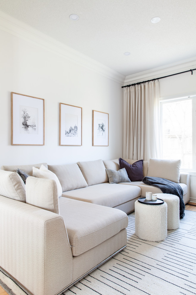 Idée de décoration pour une petite salle de séjour minimaliste ouverte avec un mur blanc, parquet clair et un sol jaune.