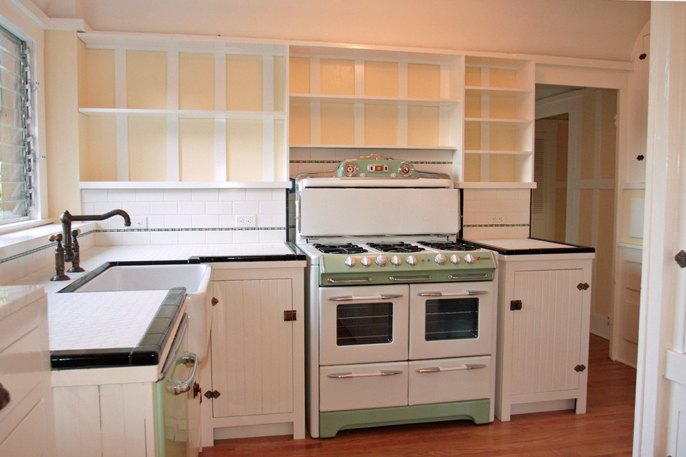 This is an example of an arts and crafts kitchen in Los Angeles.
