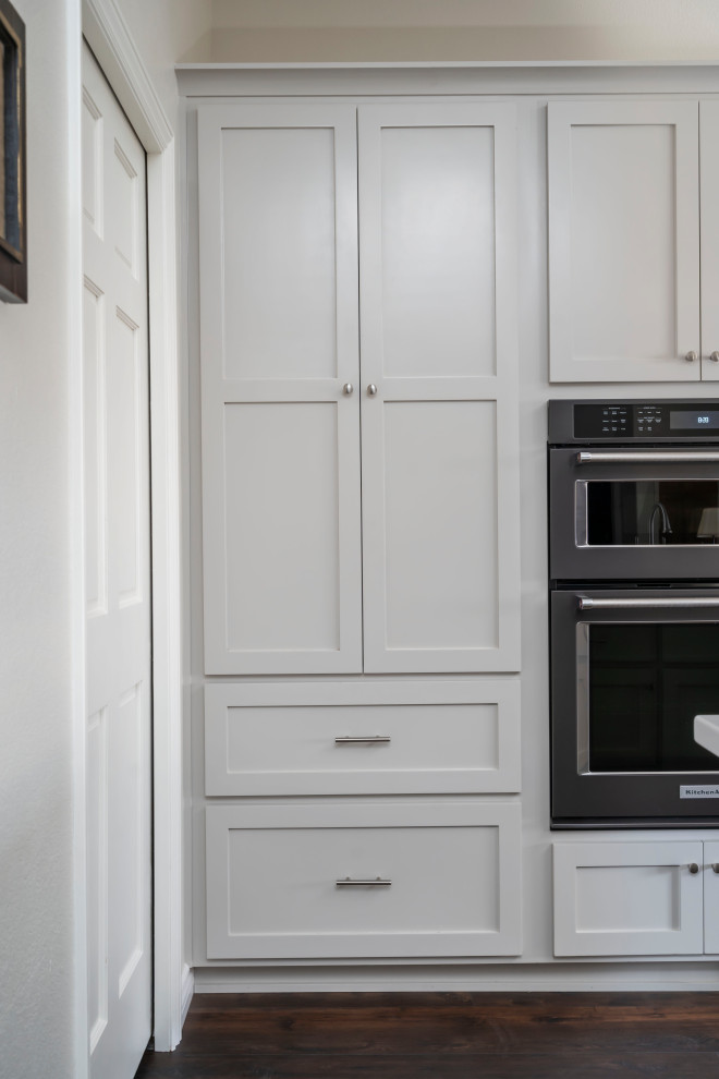 Exempel på ett mycket stort klassiskt vit linjärt vitt kök med öppen planlösning, med en rustik diskho, skåp i shakerstil, grå skåp, bänkskiva i kvarts, grått stänkskydd, stänkskydd i keramik, rostfria vitvaror, vinylgolv, flera köksöar och brunt golv