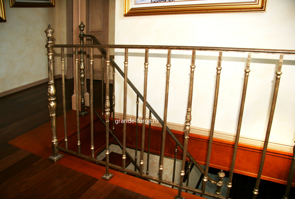 Лестница на центральном косоуре с чугунным ограждением Grande forge(Франция)