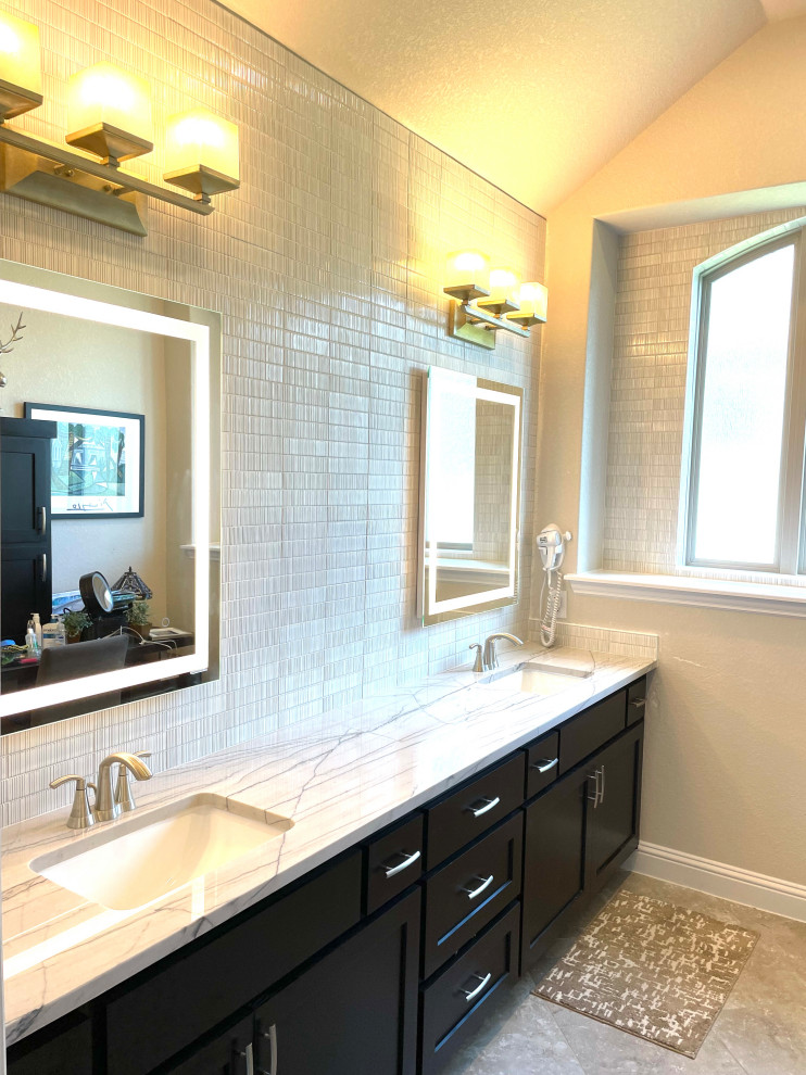 Inspiration för ett mellanstort funkis flerfärgad flerfärgat en-suite badrum, med luckor med infälld panel, svarta skåp, flerfärgad kakel, porslinskakel, ett undermonterad handfat och bänkskiva i kvarts