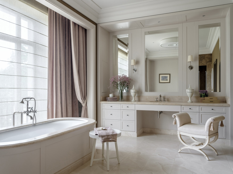 Foto di un'ampia stanza da bagno chic con ante con riquadro incassato, ante beige, top in marmo, top beige e mobile bagno incassato