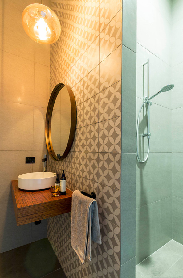 Photo of a contemporary bathroom in Gold Coast - Tweed.