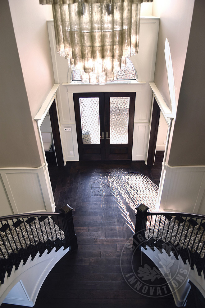Ejemplo de puerta principal clásica de tamaño medio con suelo de madera oscura, puerta doble, puerta de madera oscura y suelo marrón