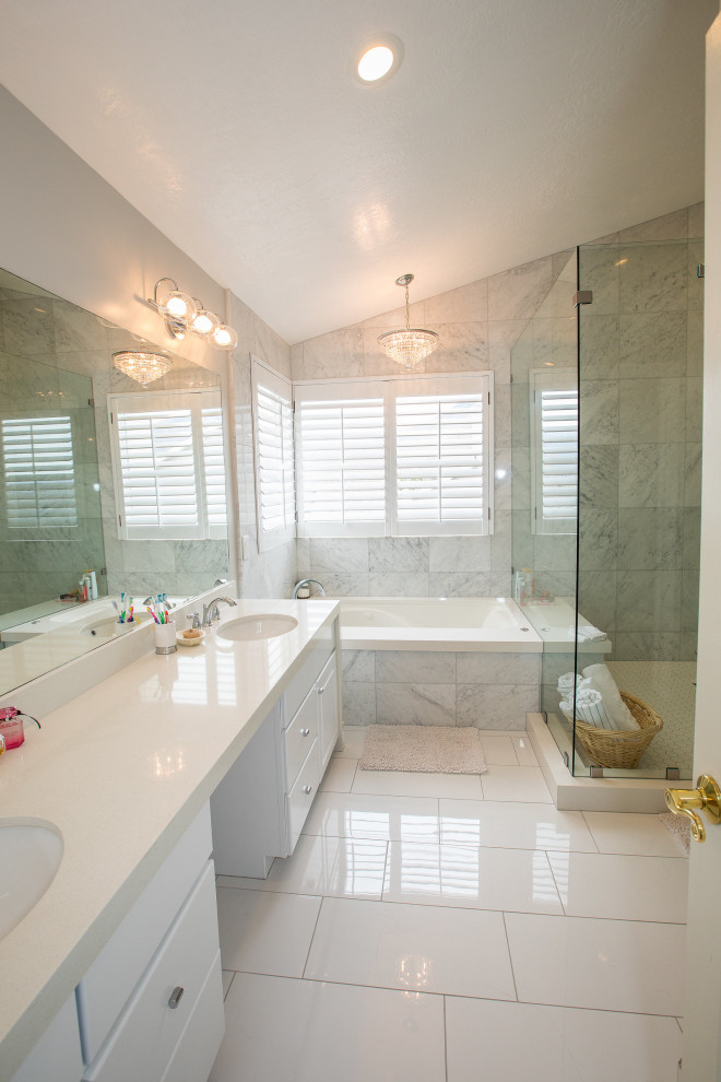 Exempel på ett stort klassiskt vit vitt en-suite badrum, med skåp i shakerstil, vita skåp, ett platsbyggt badkar, en dubbeldusch, grå kakel, marmorkakel, vita väggar, klinkergolv i keramik, ett undermonterad handfat, bänkskiva i kvartsit, vitt golv och dusch med gångjärnsdörr