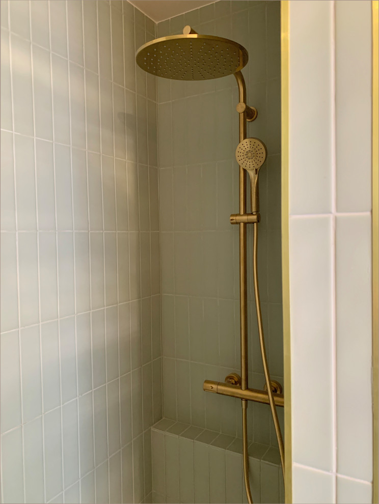 This is an example of a mid-sized modern master bathroom in Paris with a curbless shower, green tile, ceramic tile, pink walls, travertine floors, beige floor, an open shower and a single vanity.