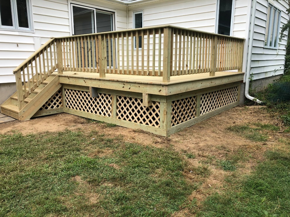 Example of a mid-sized mountain style backyard deck design in Bridgeport with no cover