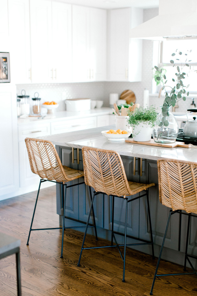 Transitional home design photo in Dallas