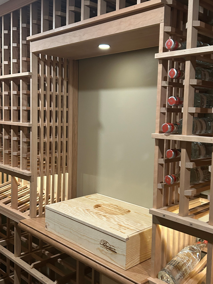 Esempio di una cantina chic di medie dimensioni con pavimento in gres porcellanato, rastrelliere portabottiglie e pavimento grigio