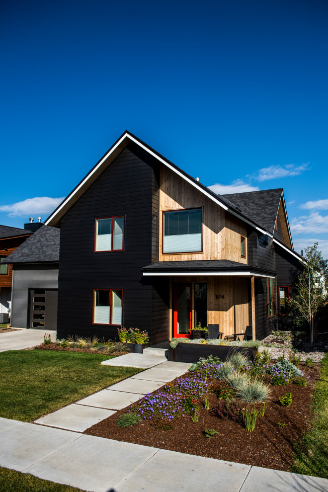 Aménagement d'une façade de maison noire contemporaine de taille moyenne et à un étage avec un revêtement mixte, un toit à deux pans, un toit en shingle et un toit noir.