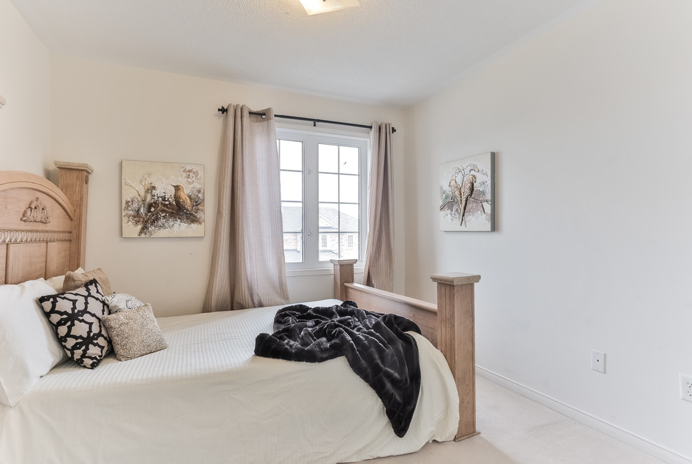 Example of a transitional home design design in Toronto