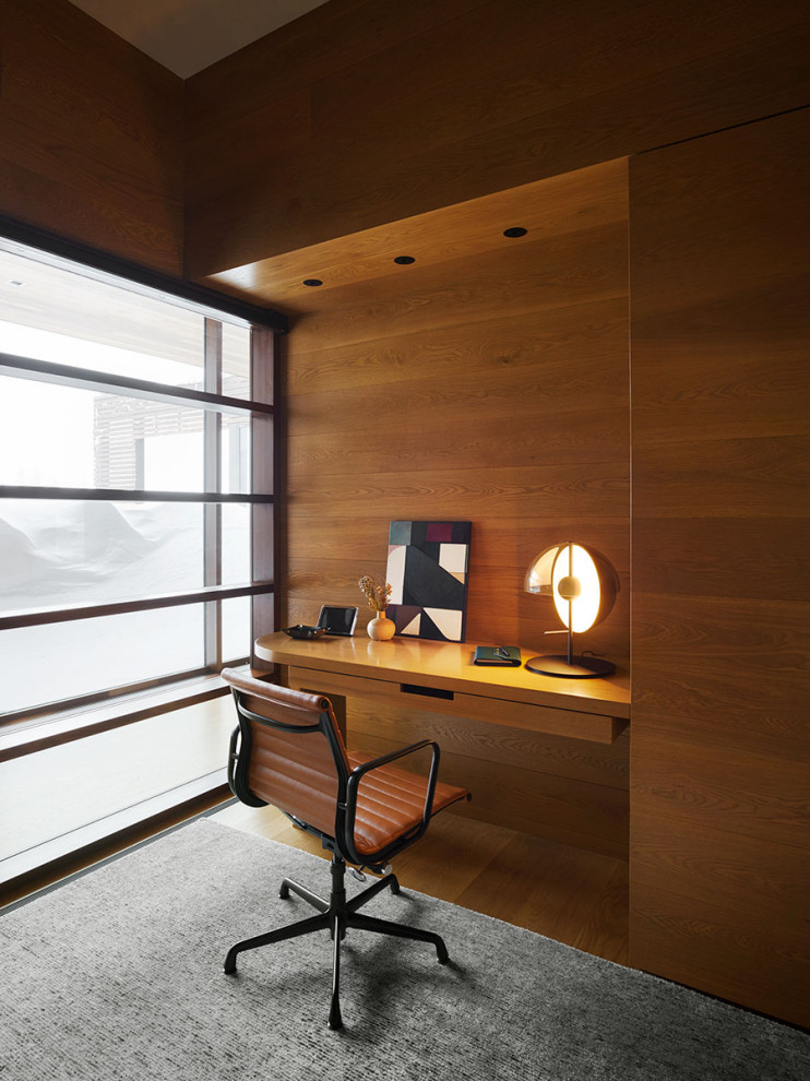 Ejemplo de despacho minimalista con escritorio empotrado y madera