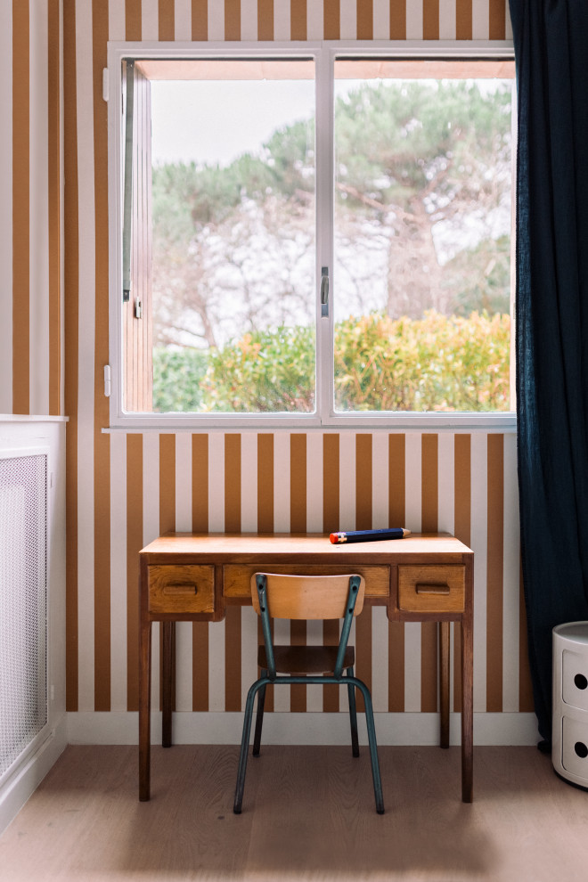 Mittelgroßes, Neutrales Modernes Kinderzimmer mit Arbeitsecke, gelber Wandfarbe, hellem Holzboden, braunem Boden und Tapetenwänden in Paris