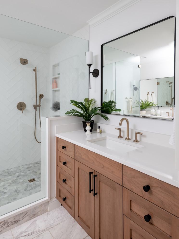 Idée de décoration pour une salle de bain tradition en bois brun avec un placard avec porte à panneau encastré, un plan de toilette en quartz modifié, un plan de toilette blanc, meuble simple vasque et meuble-lavabo sur pied.