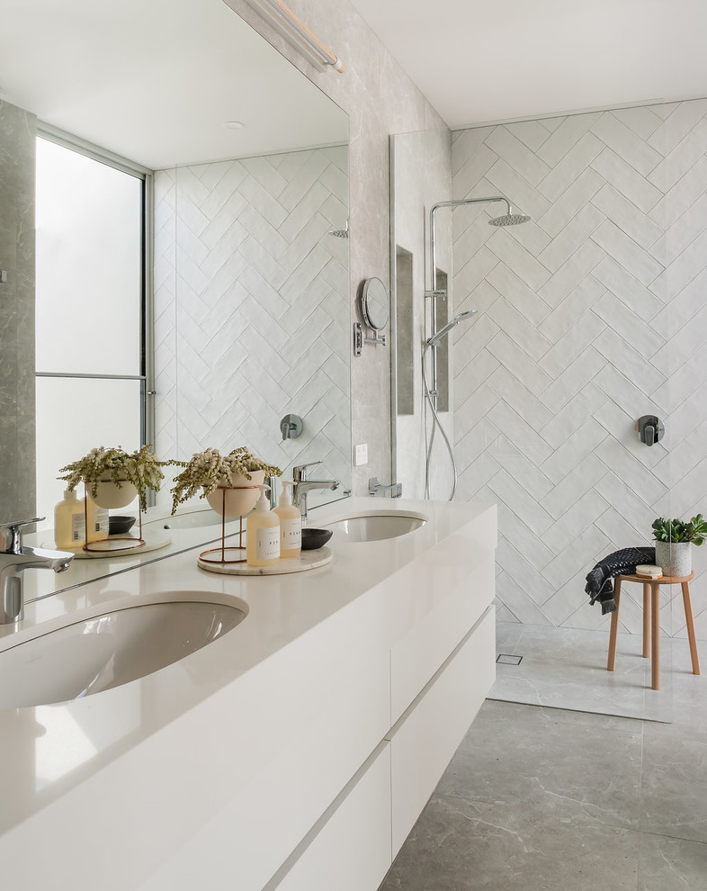 Photo of a contemporary bathroom in Melbourne.