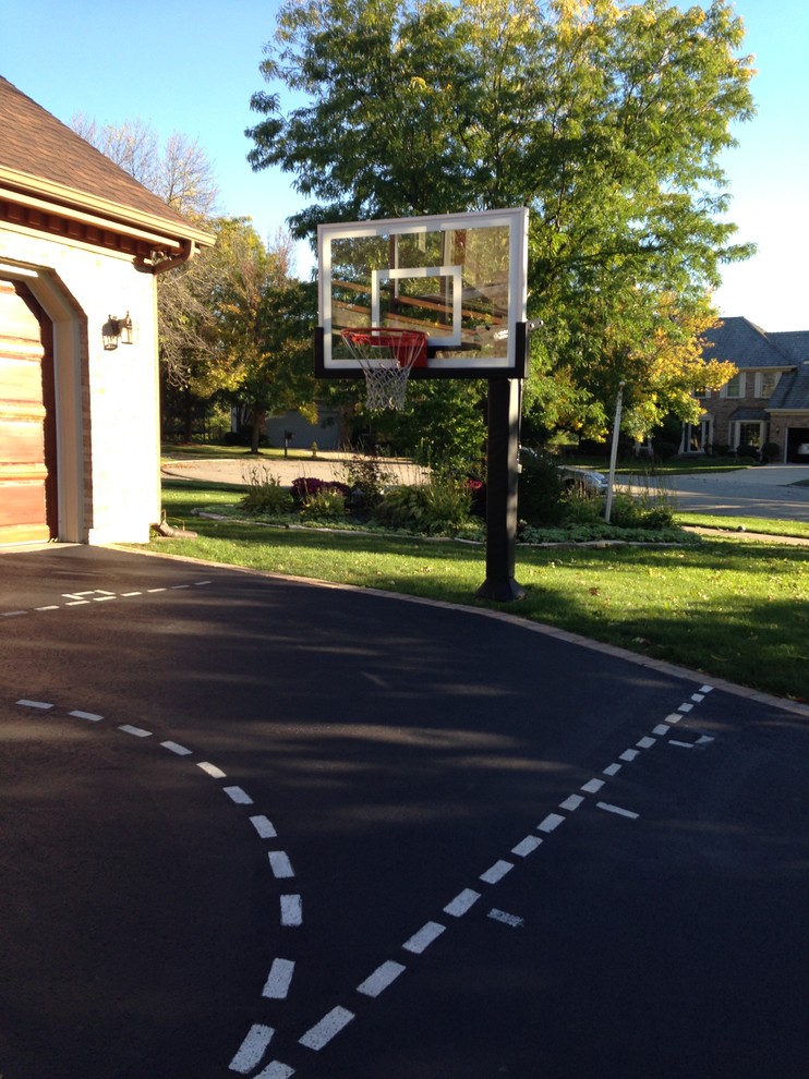 Large traditional front yard outdoor sport court in Chicago.