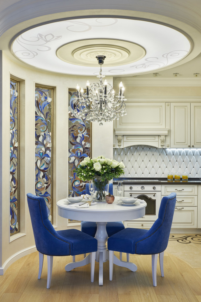 Классика в нейтральных оттенках с вкраплением "вкусных"акцентов.