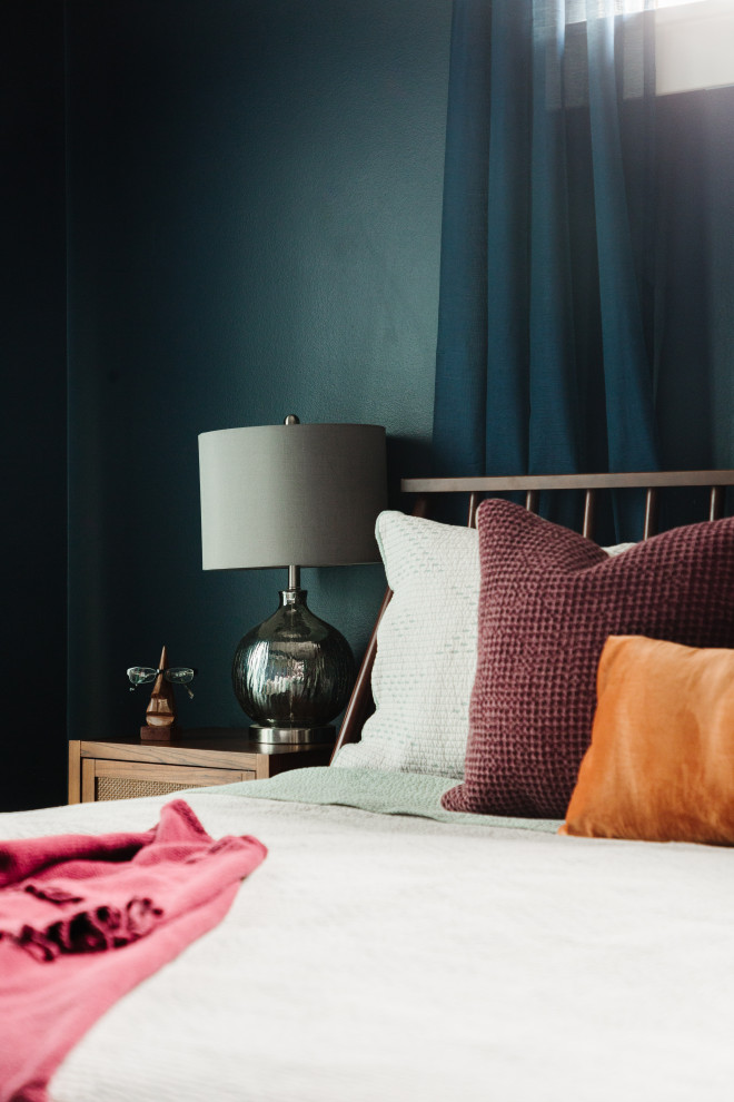 Пример оригинального дизайна: большая хозяйская спальня в современном стиле с синими стенами и полом из винила