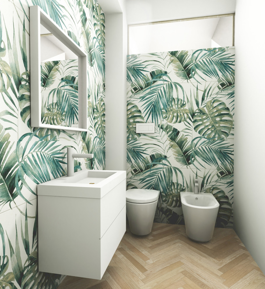 Ispirazione per un bagno di servizio tropicale con WC a due pezzi e pavimento con piastrelle effetto legno