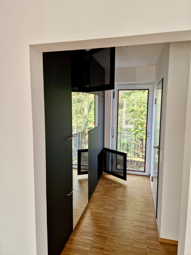 Идея дизайна: большой, узкий коридор в современном стиле