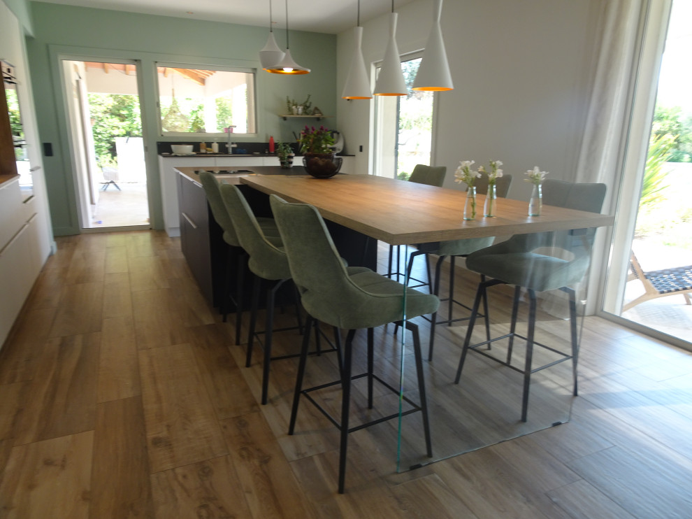 Cuisine ouverte en fenix avec ilot central - Moderne - Cuisine ...