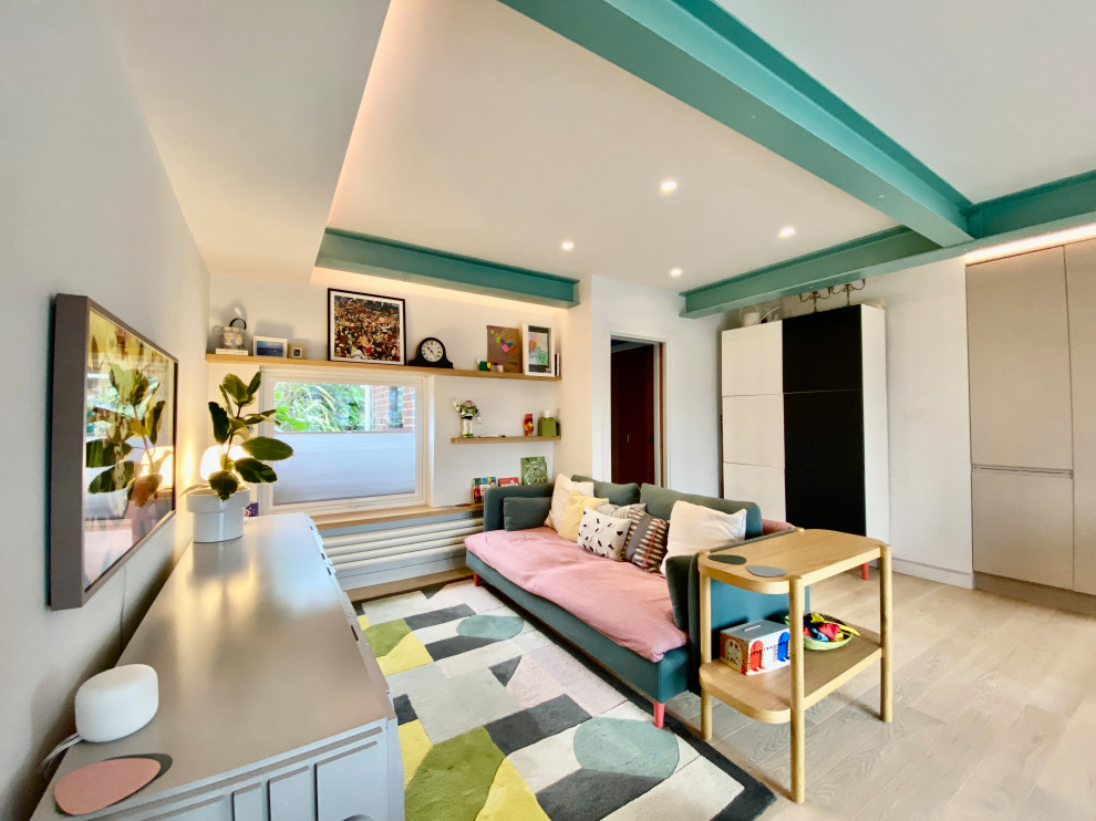 Foto di un soggiorno contemporaneo di medie dimensioni e aperto con pareti bianche, parquet chiaro, TV a parete e travi a vista